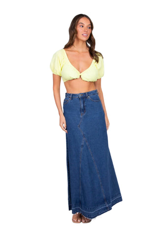 Denim maxi skirt with high waist and side pockets.