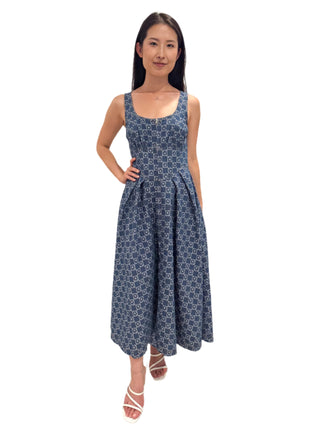 Denim midi dress with flower print, ruched bodice, fitted waist and full skirt. Zip up front